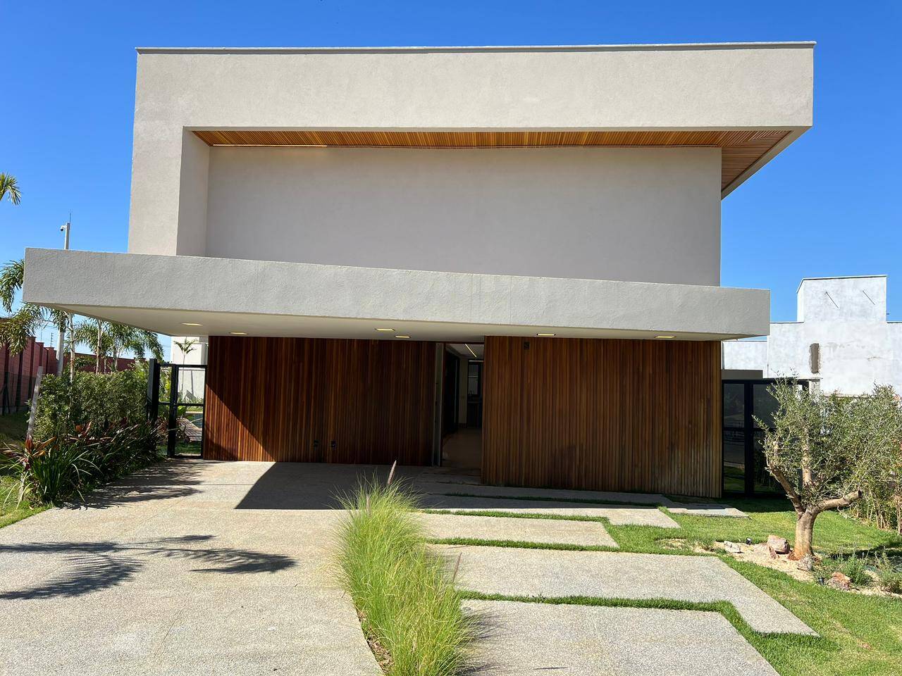 Casa à venda com 4 quartos, 314m² - Foto 1