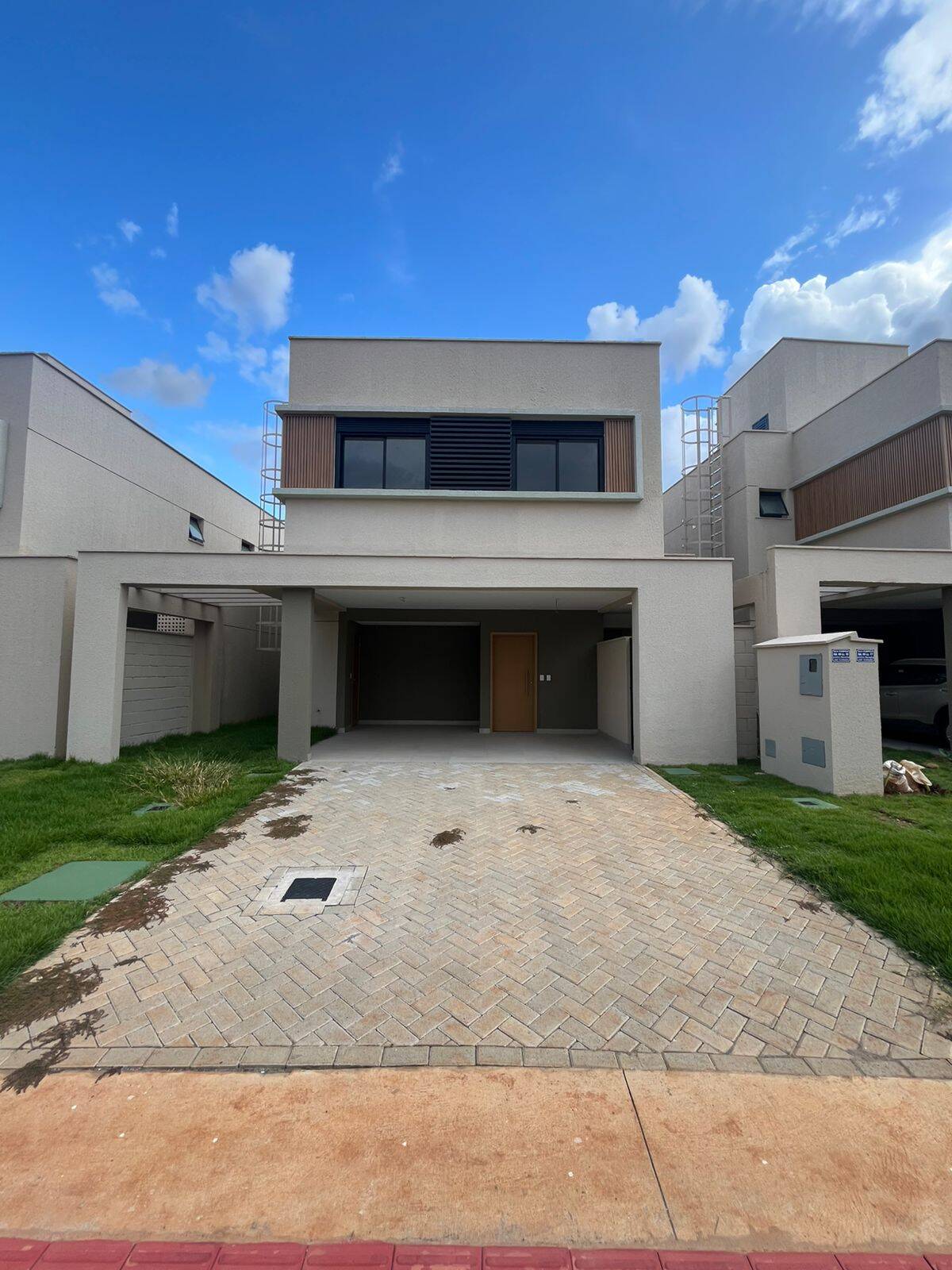 Casa à venda com 4 quartos, 181m² - Foto 1